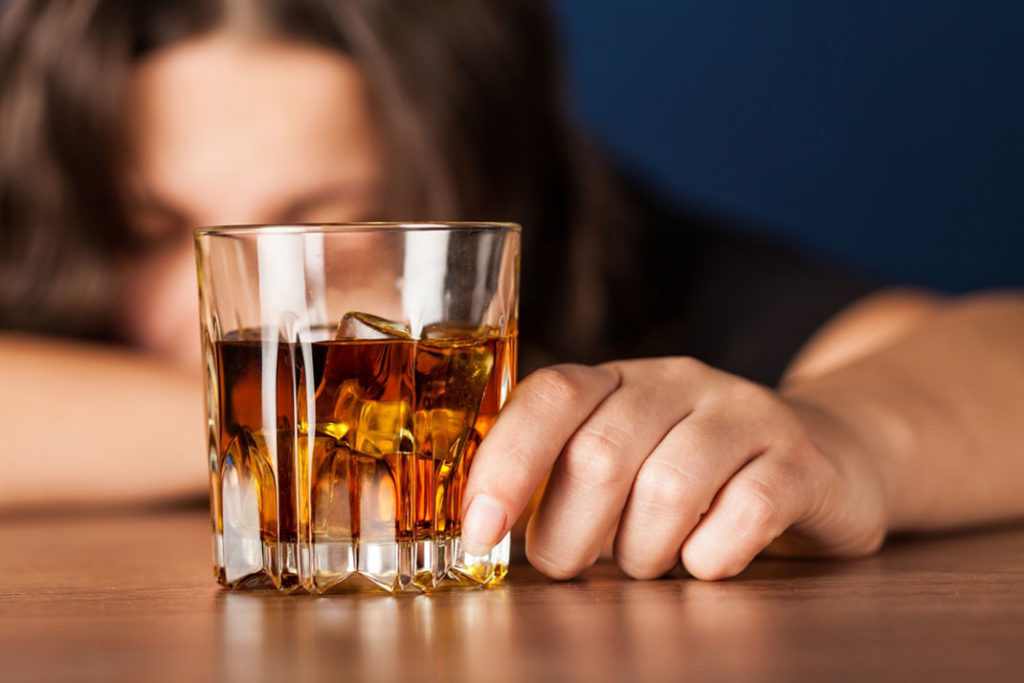 10 اضرار لشرب الكحول
