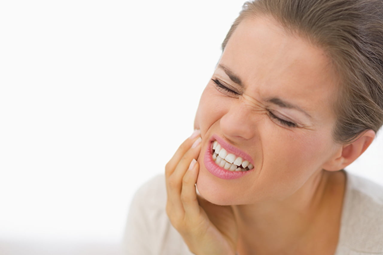 10 وصفات طبيعية لعلاج الم الاسنان دون الحاجة إلى مسكنات